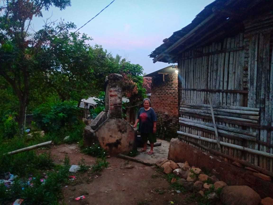 Rumah Rusak, Penghasilan Minim, Was-was Saat Hujan Turun