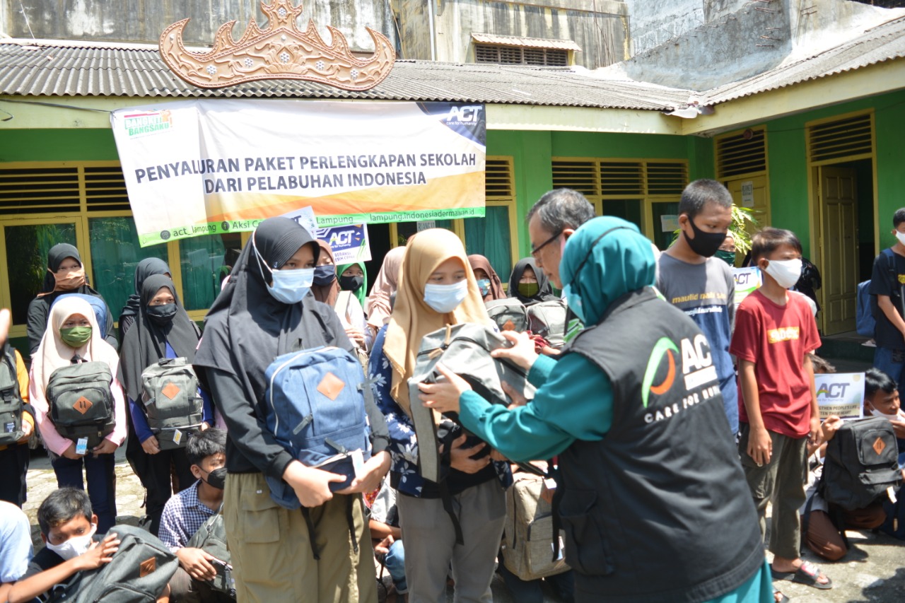 Sebanyak 180 Pelajar Pesisir Kota Bandar Lampung Terima Paket Perlengkapan Sekolah