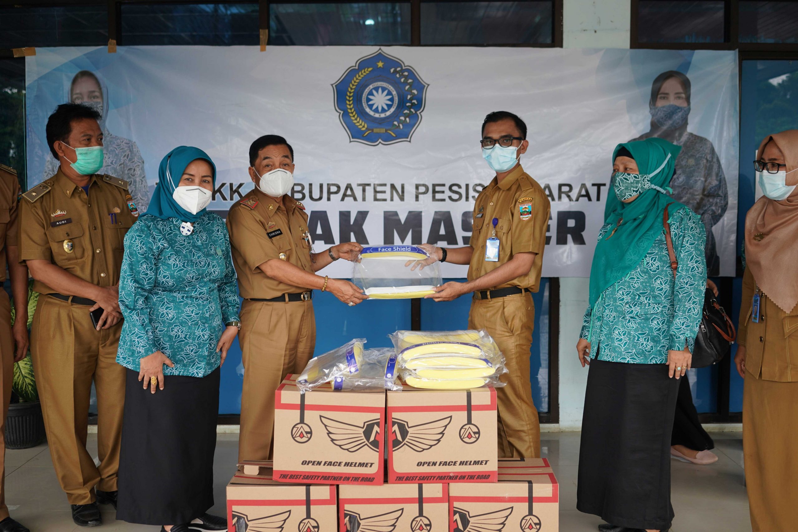 Cegah Penyebaran Covid-19, Pjs. Ketua TP. PKK Pesisir Barat Lakukan Kegiatan “Gebrak Masker”