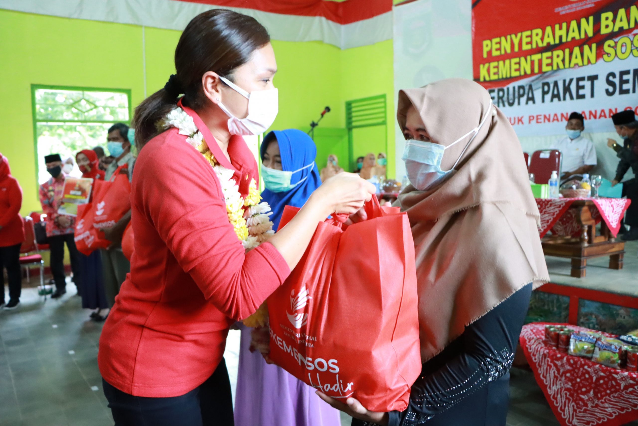 Penasihat Dharma Wanita Persatuan Kementerian Sosial, Grace Batubara Berikan Bantuan Sembako Untuk Masyarakat Lampung Tengah