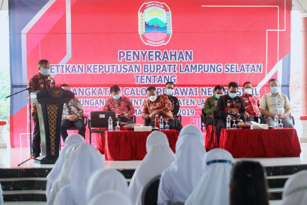 Serahkan SK Pengangkatan CPNS Formasi 2019, Bupati Nanang Ingin CPNS Lamsel Berkualitas dan Berdedikasi Baik