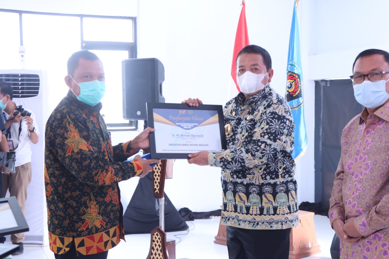 Gubernur Arinal Djunaidi Menerima Penghargaan Sebagai Inisiator Program Kartu Petani Berjaya Dari PWI Provinsi Lampung