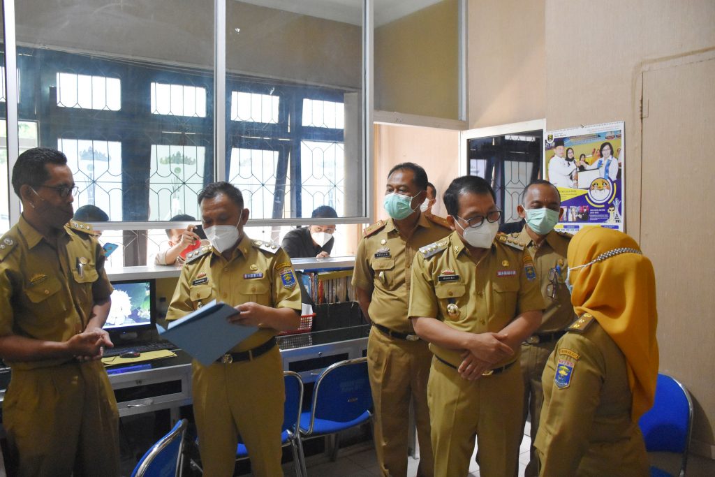 Jaga Kebersihan, Wahdi dan Qomaru Tinjau OPD di Kota Metro