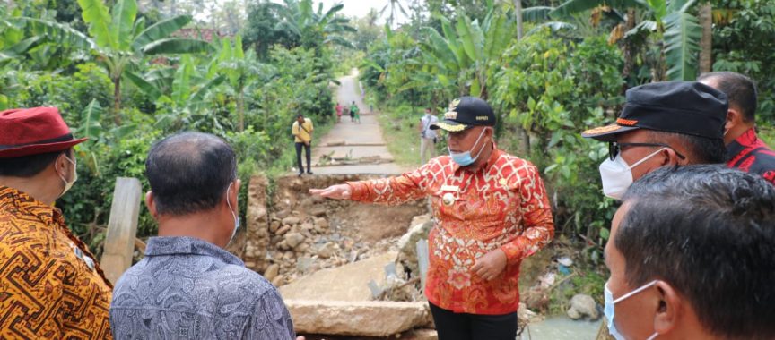 Bupati Nanang Ermanto Tinjau Lokasi Jembatan Putus Desa Mekar Jaya dan Berikan Santunan Keluarga Koban