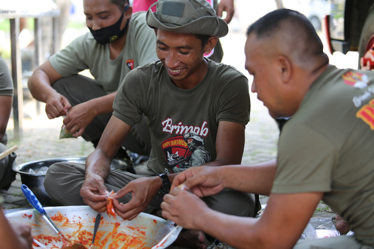 Brimob Polda Lampung Adakan Kegiatan Peduli Masyarakat Dibulan Ramadhan, R. Kasero Manggolo : Ini bulan Ramadhan, jadi makanan itu dibagikan