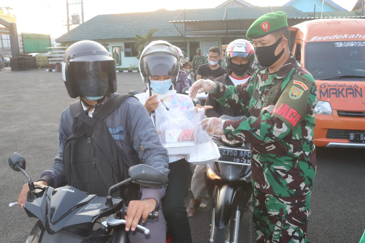 Kodim 0410/KBL Bagikan Masker dan Takji Menjelang Buka Puasa di Makodim 0410/KBL