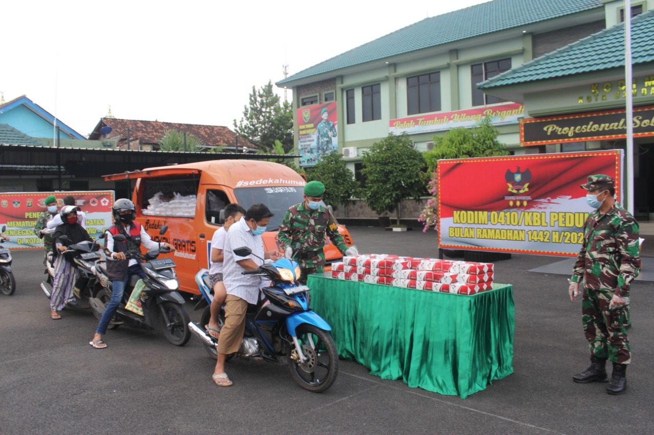 Kodim 0410/KBL Berbagi Takjil Menjelang Buka Puasa