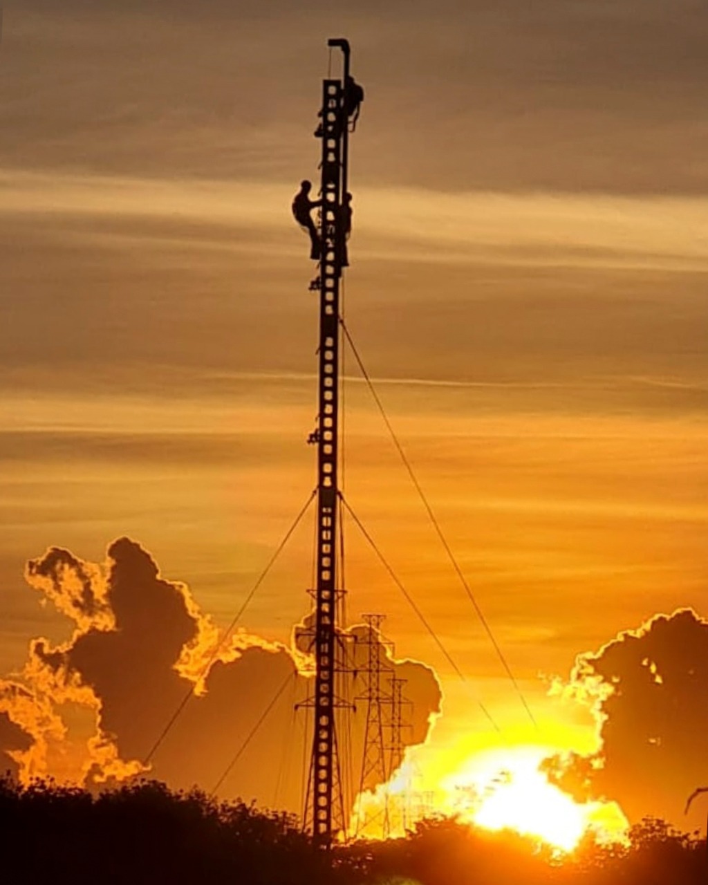 Lebih Cepat dari Target, PLN Berhasil Membangun Tower Emergency di Pulau Timor NTT