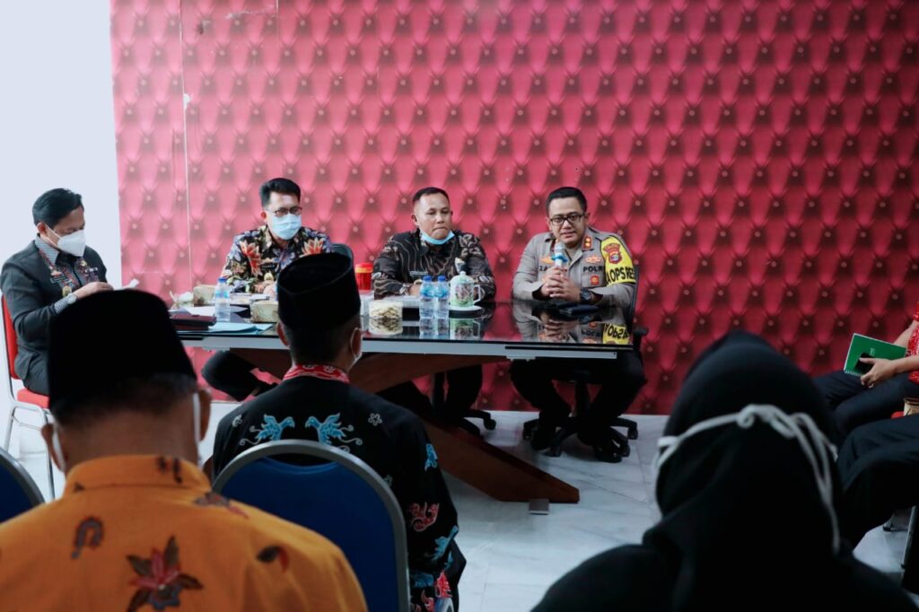 Nanang Ermanto Minta Kepada Camat Dan 14 Kades se-Kecamatan Candipuro Untuk Bergotong Royong Perbaiki Polsek Candipuro