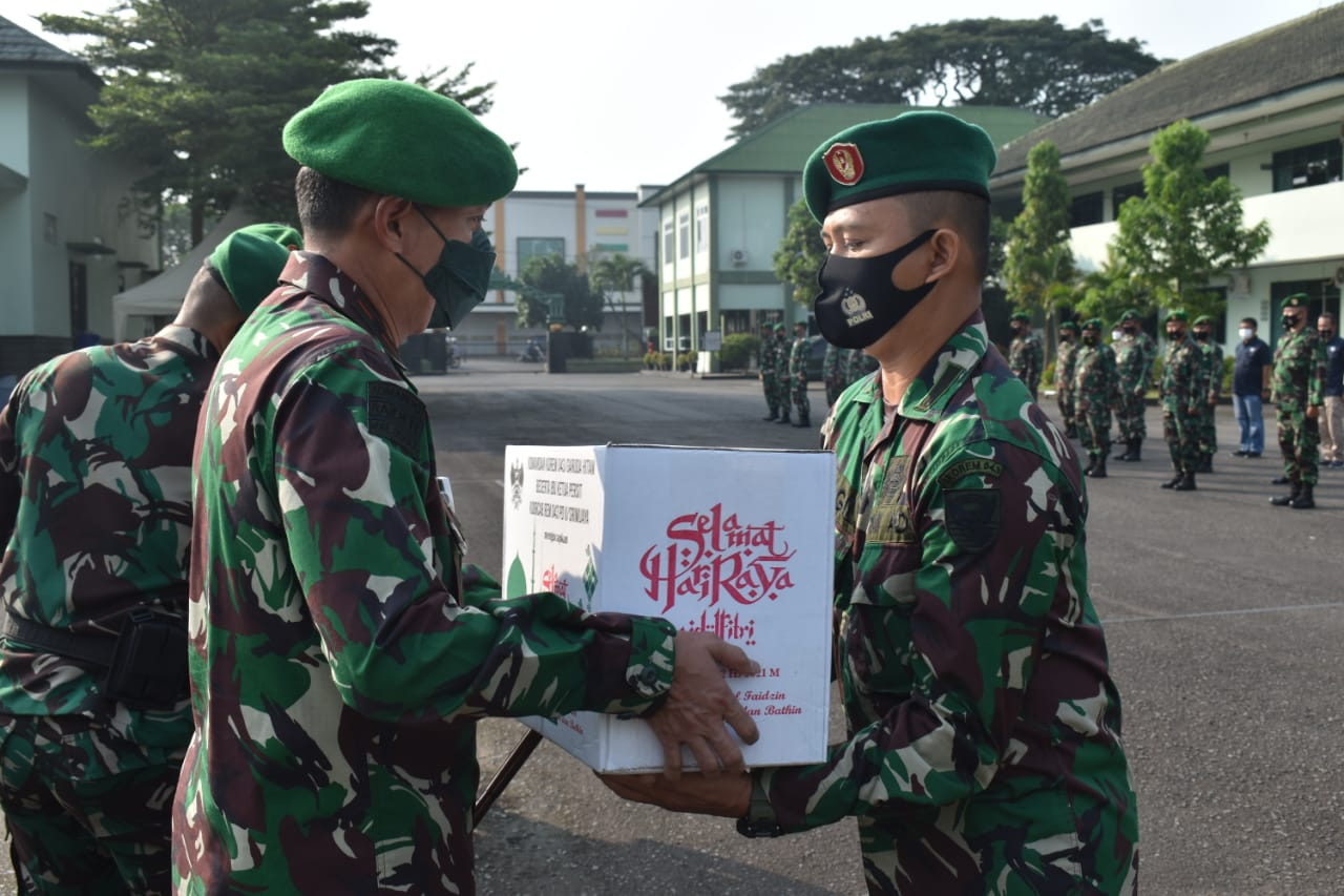 Danrem 043/Gatam Berikan Bingkisan Lebaran Kepada Prajurit dan PNS Korem 043/Gatam