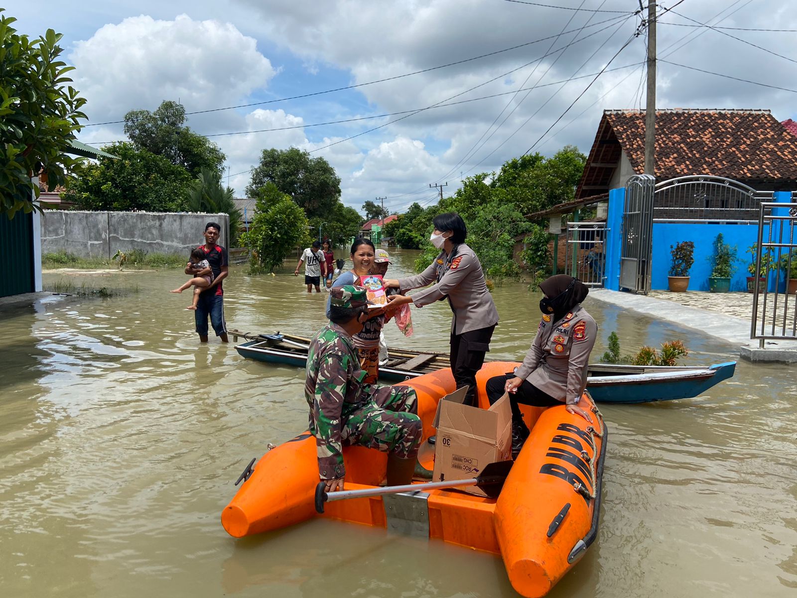 Wakapolres Lampung Timur Kompol Heti Patmawati S.H, S.IK  Dan Seluruh Polwan polres Lampung Timur Bersinergi Mengatasi Musibah Banjir Serta Pembagian Bansos Desa Tanjung Tirta Lampung Timur