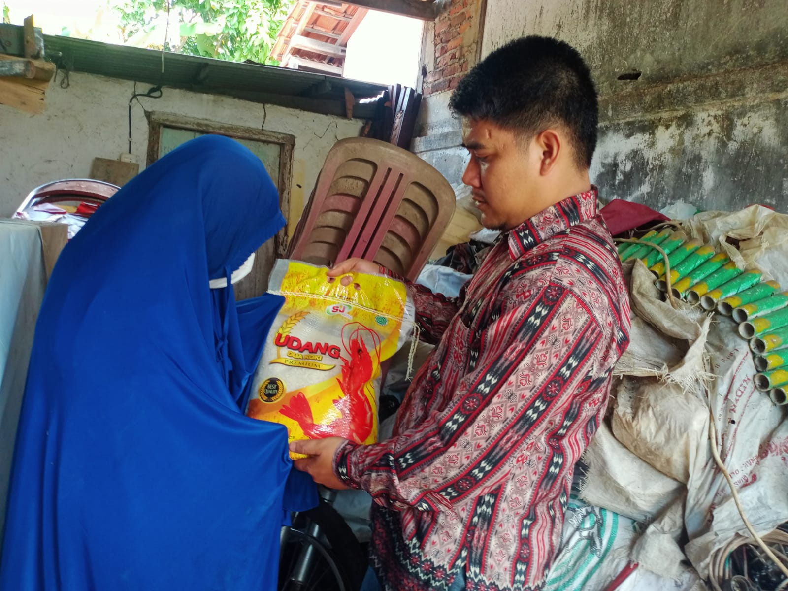 Jum’at berkah berbagi on the spot Menyasar Pada Anak-Anak Sekolah Kurang Mampu, Menyambangi Saudara-Saudara Dijalan, Wakaf Al Qur’an & Pelepas Dahaga Jemaah Shalat Jum’at oleh konsorsium multimedia Indonesia