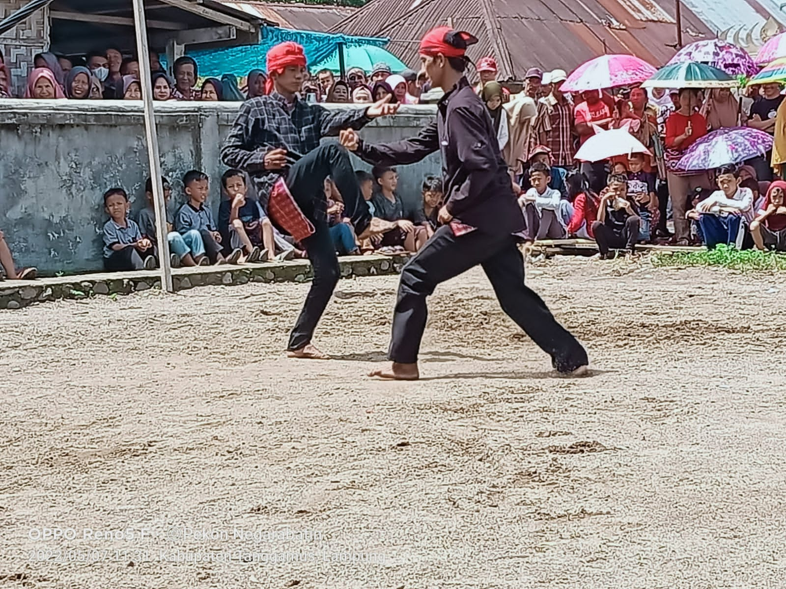 Pertunjukan Pencak Silat Pagar Ruyung Marga Negara Batin Sambut Hari Raya Idhul Fitri 1443 H