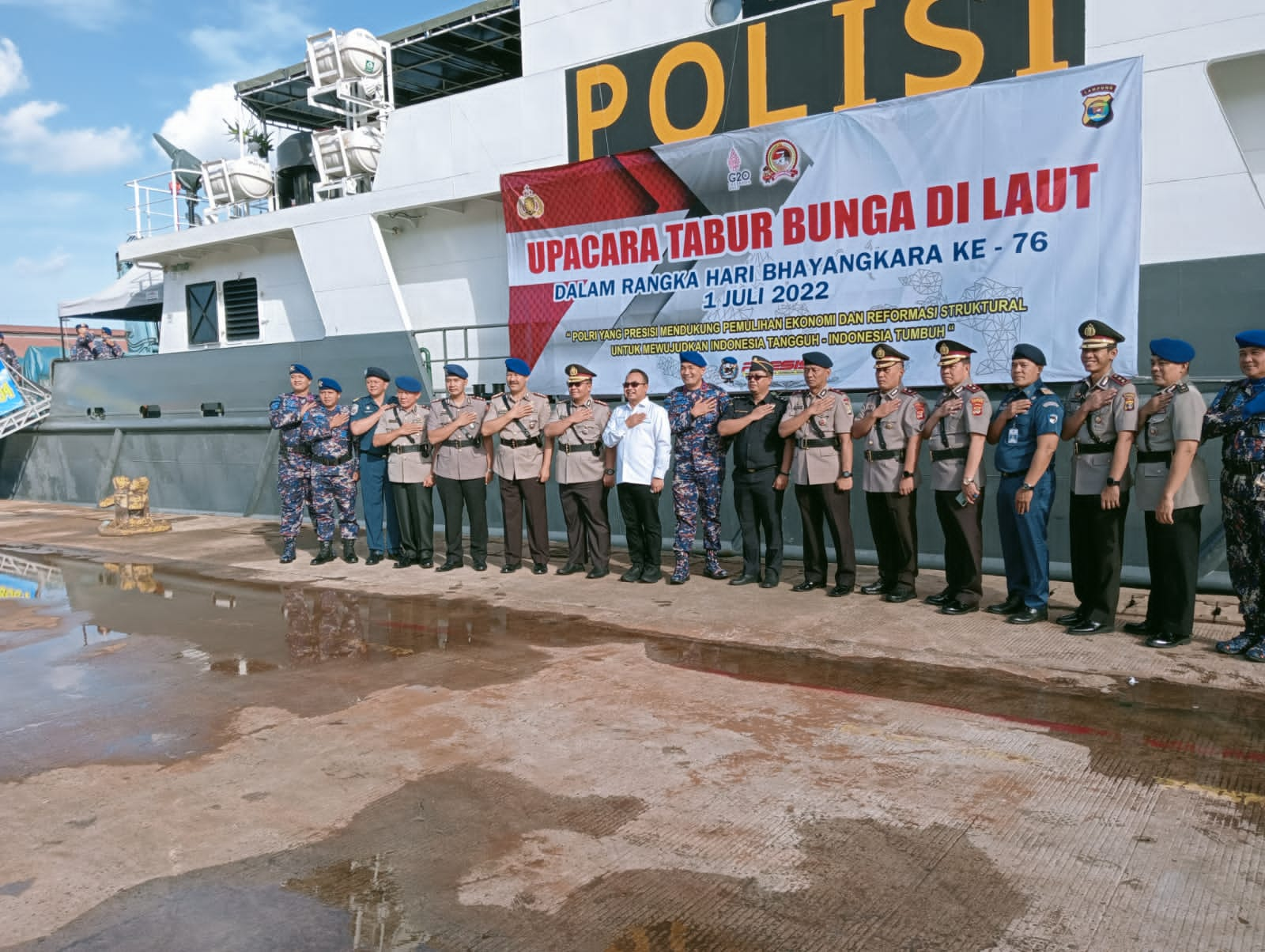 Dir Binmas Polda Lampung Pimpin Tabur Bunga di Laut