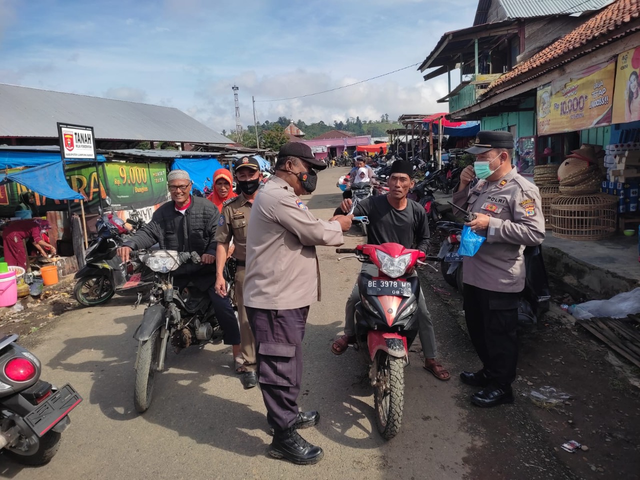 Sat Binmas Polres Lampung Barat Bagikan Masker Gratis Kepada Masyarakat dan Menghimbau Warga Tetap Mematuhi Prokes