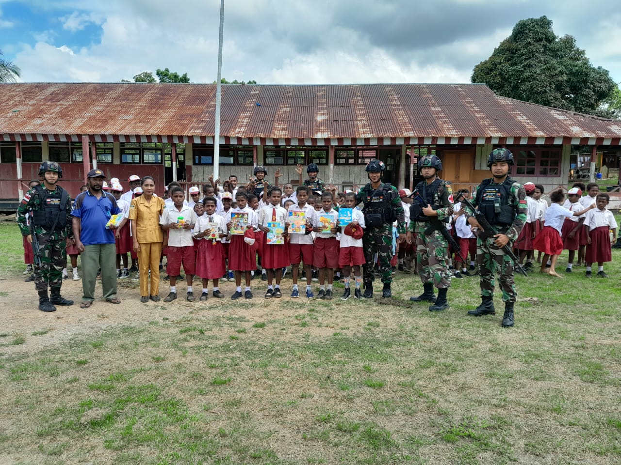 Cerdaskan Anak Perbatasan Papua, Satgas Pamtas Yonif 143/TWEJ Beri Motivasi Dan Bantuan Alat Tulis