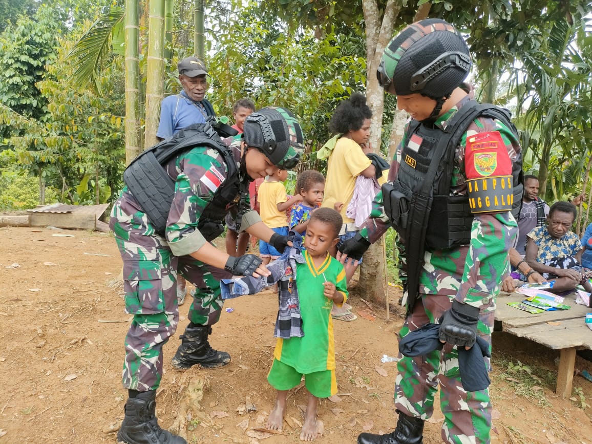 Gelak Tawa Mayarakat di Tapal Batas RI Bersama Satgas Yonif 143/TWEJ