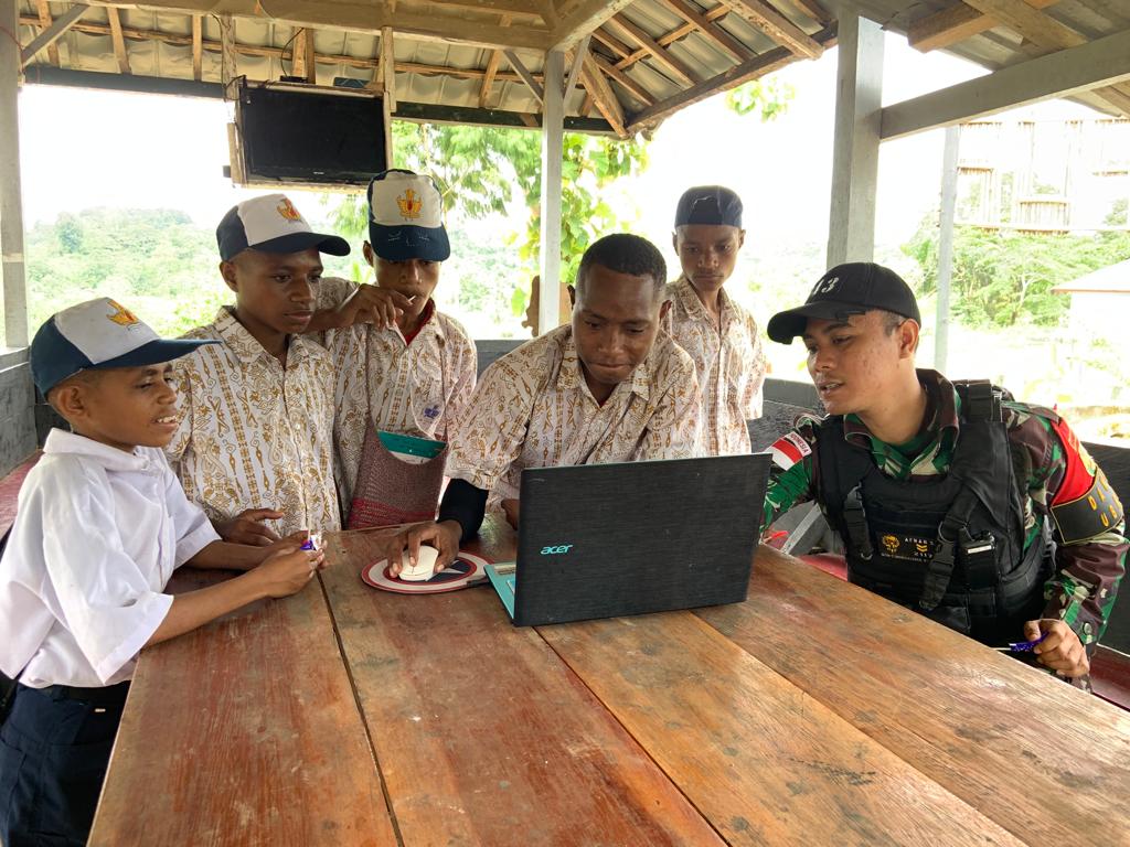 Ksatria Radin Intan Ajarkan Komputer, Anak Papua : Hore Torang Senang