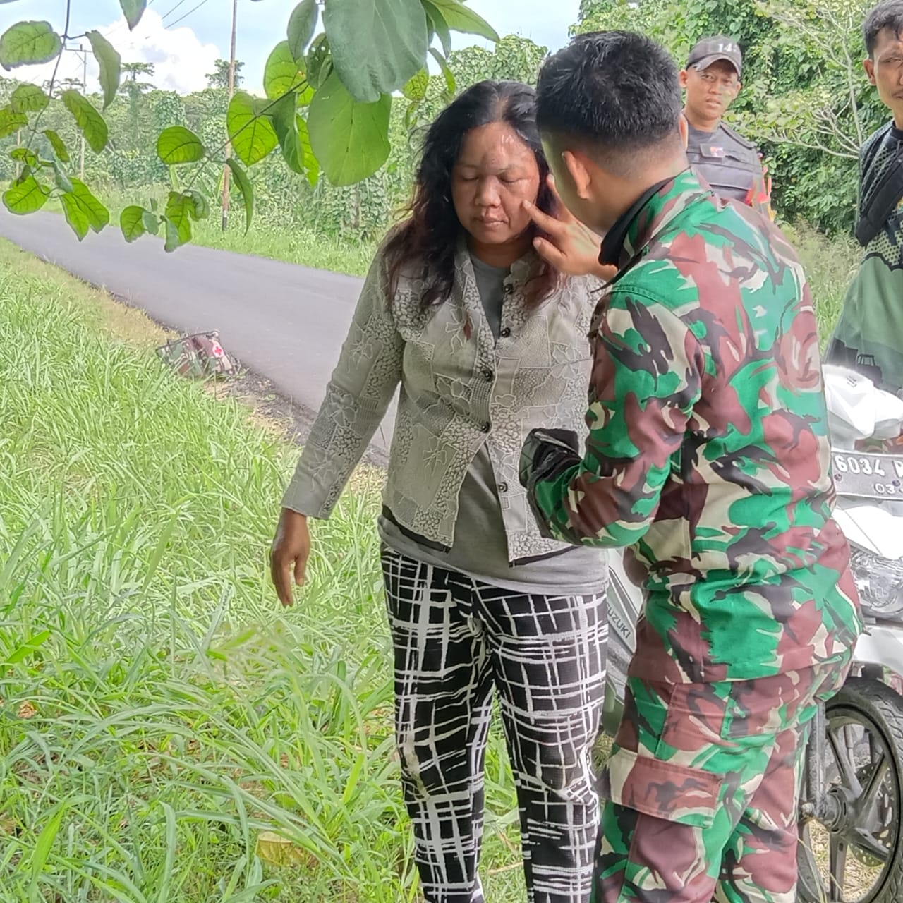 Ketika Aksi Spontan Prajurit Yonif 143/TWEJ Lihat 2 Wanita Laka Lalin Di Papua