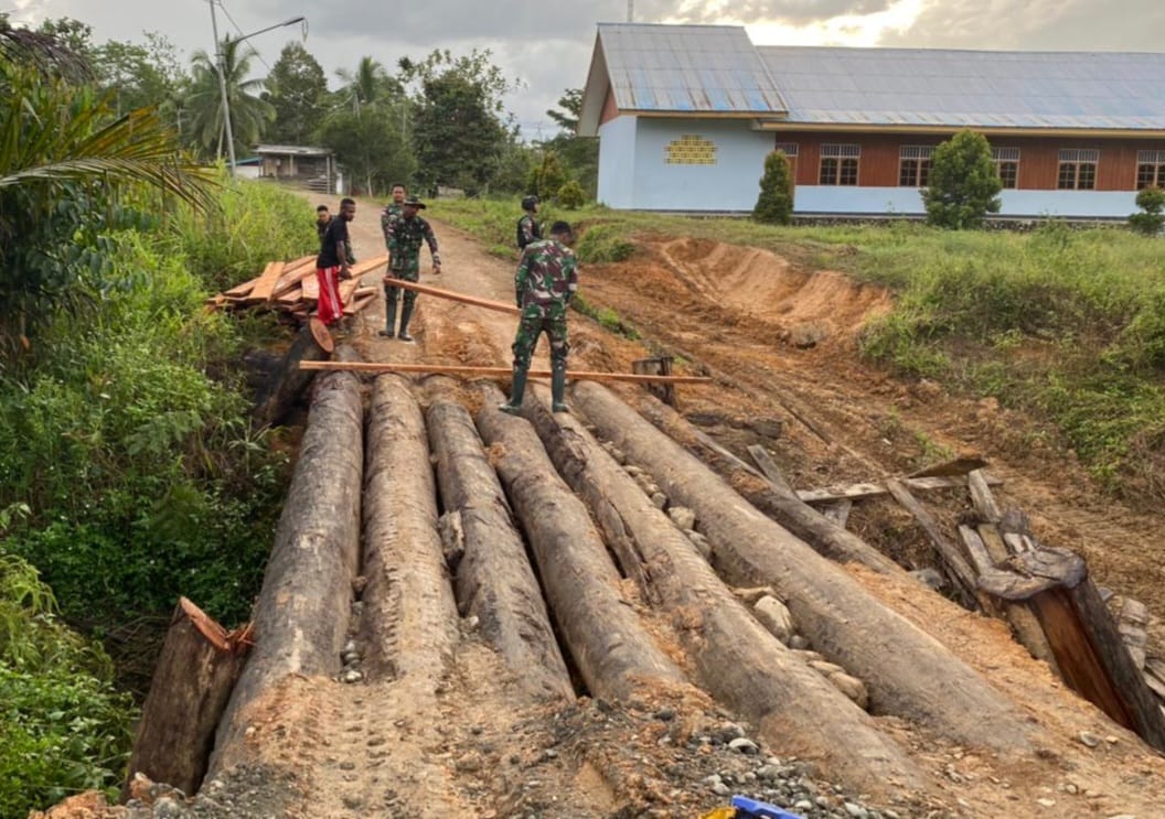 Usai Satgas Yonif 143/TWEJ Perbaiki Jembatan, Kini Akses Warga Perbatasan RI Lancar