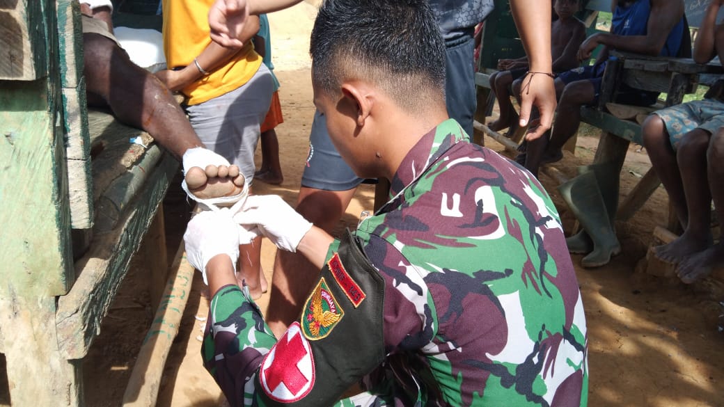 Reaksi Cepat Prajurit Satgas Pamtas RI-PNG Yonif 143/TWEJ Tolong Korban Laka Lalin