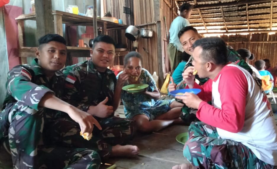 Serdadu Wira Di Papua,  Ajarkan Mama Mama Membuat Opor