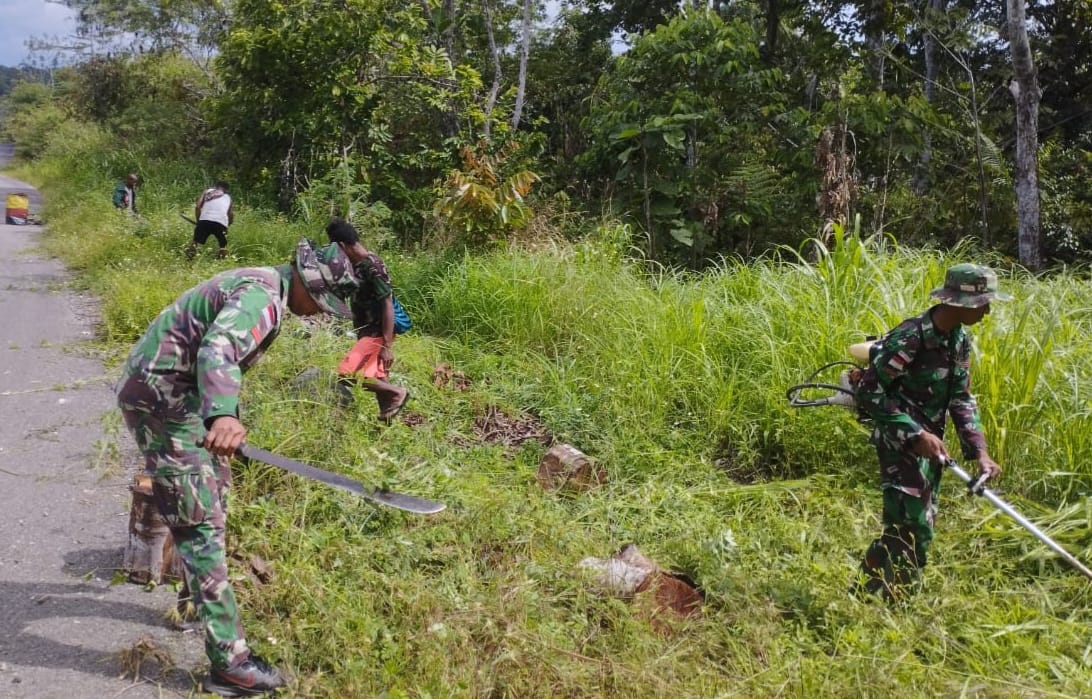 Satgas Yonif 143/TWEJ Ajak Warga Perbatasan RI Bersihkan Lingkungan