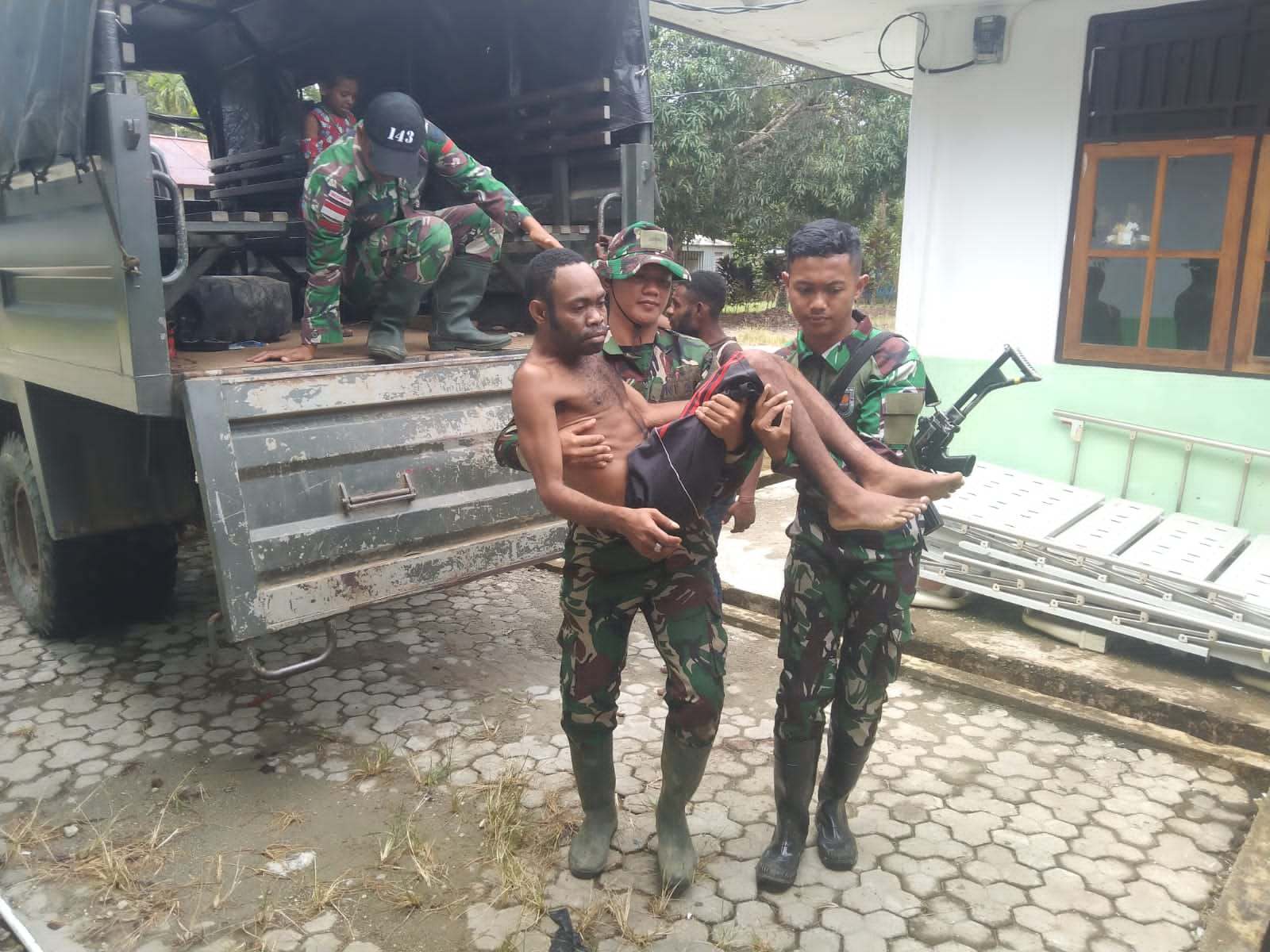 Usai Berikan Bantuan Oksigen, Satgas Yonif 143/TWEJ Evakuasi Warga Ke Puskesmas