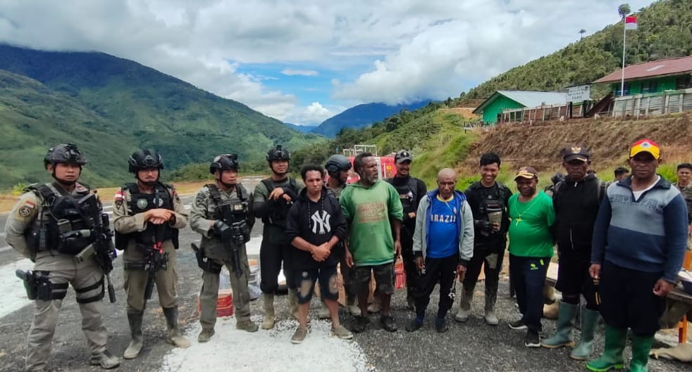 Ksatria Radin Intan Bantu Amankan Masyarakat Kembali ke Kiwirok