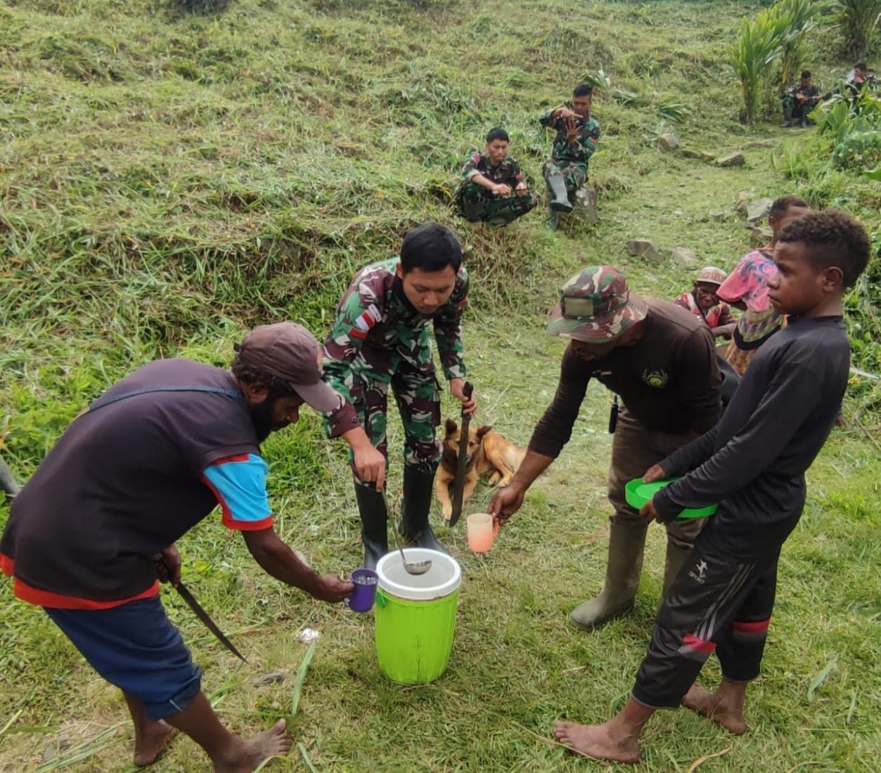 Sambut Natal Satgas Yonif 143/TWEJ Ajak Warga Perbatasan RI Bersihkan Lingkungan