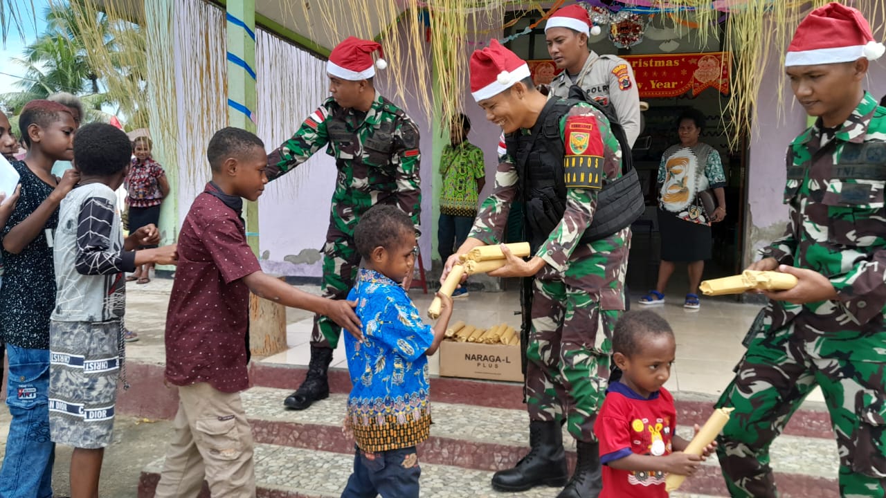 Satgas Yonif 143/TWEJ Bantu Pengamanan Perayaan Natal di Papua