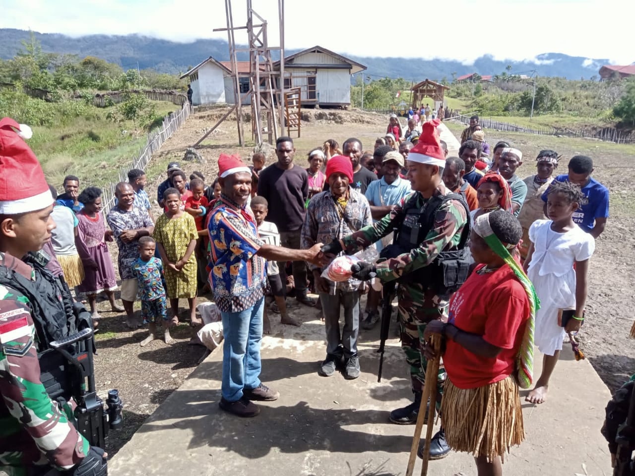 Bakar Batu Warnai Natal Satgas Yonif 143/TWEJ Bersama Masyarakat Papua