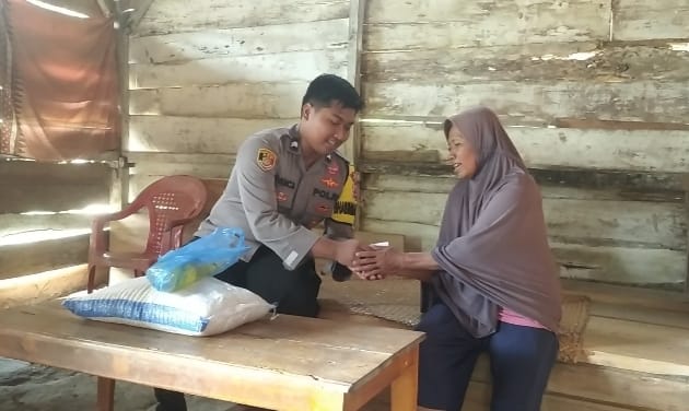 Polisi Penolong Masyarakat, Briptu Panca Sisihkan Rejeki Untuk Bantu Warga