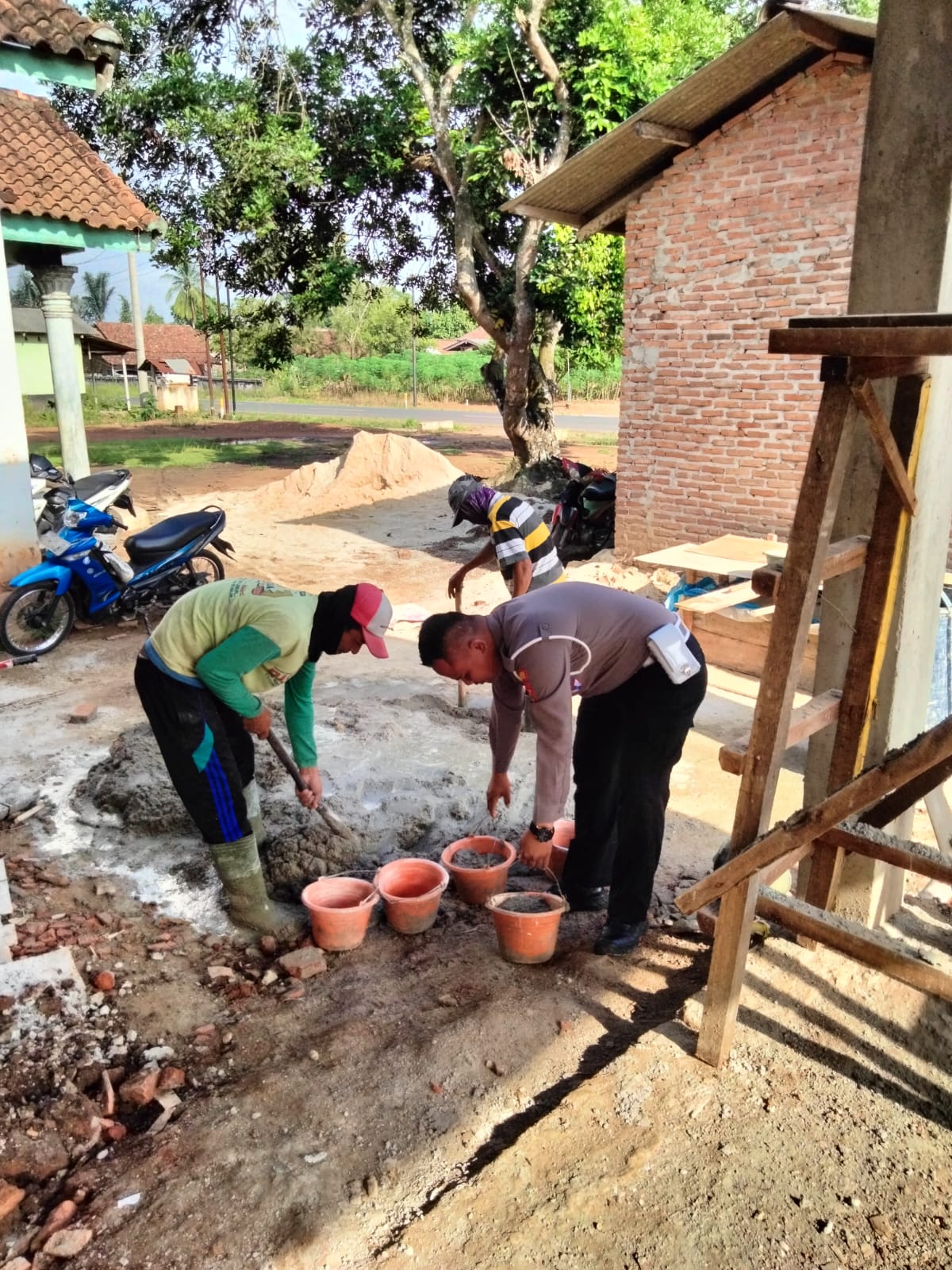 Gotong Royong Dengan Warga, Aipda Dahlian Polisi Penolong Masyarakat