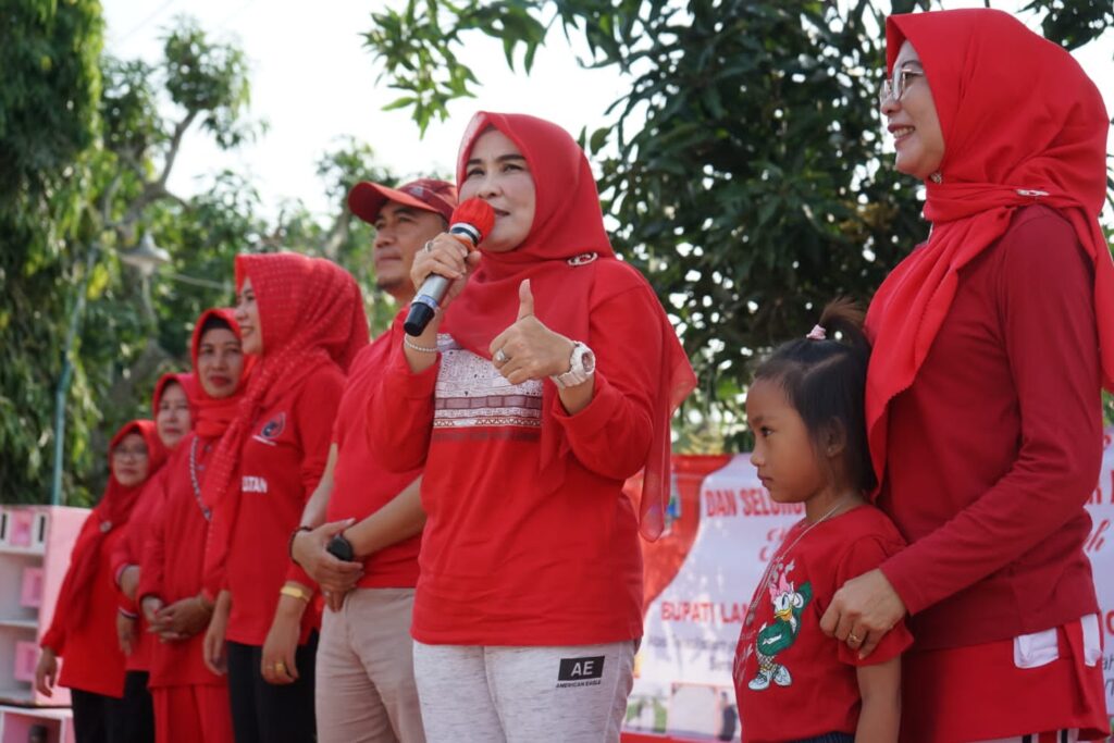 Bunda Winarni Senam Bersama Dengan Masyarakat Kecamatan Sragi