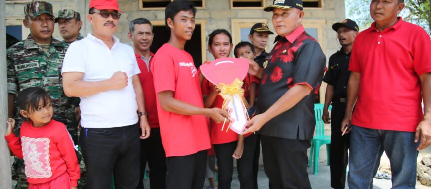 Rampung Pengerjaan Bedah Rumah Warga Desa Bandar Agung Sragi, Bupati Nanang Serahkan Kunci Rumah Secara Simbolis