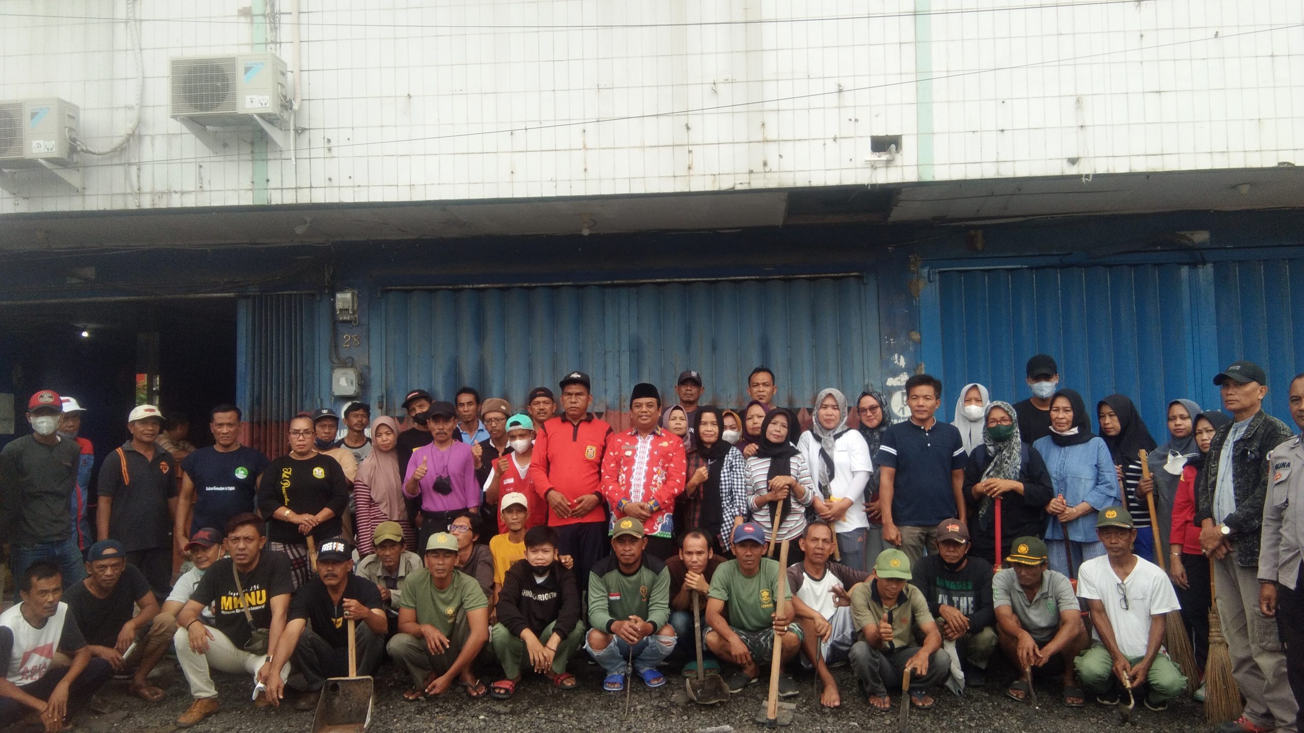 Camat TBS Ichwan Aji Wibowo Pantau Langsung Kegiatan Kegiatan Jumat Bersih Di Kelurahan Pesawahan