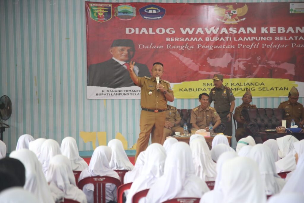 Silaturahmi ke SMA N 2 Kalianda, Bupati Lampung Selatan Jadi Pembina Upacara Hingga Ajak Para Pelajar Berdialog