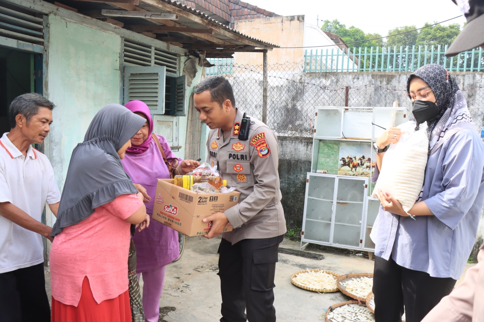 Jumat Berkah, Kapolres Metro Salurkan Bansos Kepada Masyarakat Yang Membutuhkan