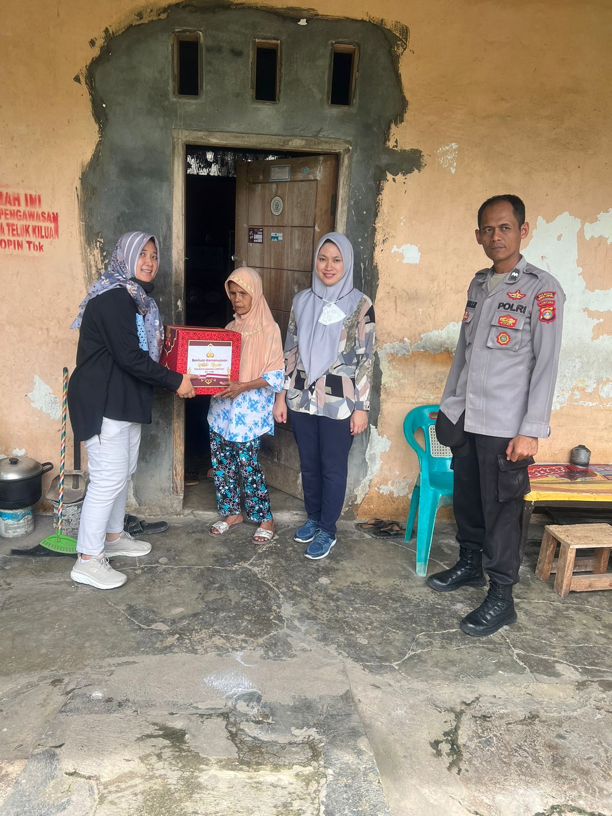 Polresta Bandar Lampung Bagikan Paket Sembako Di Dua Lokasi Berbeda