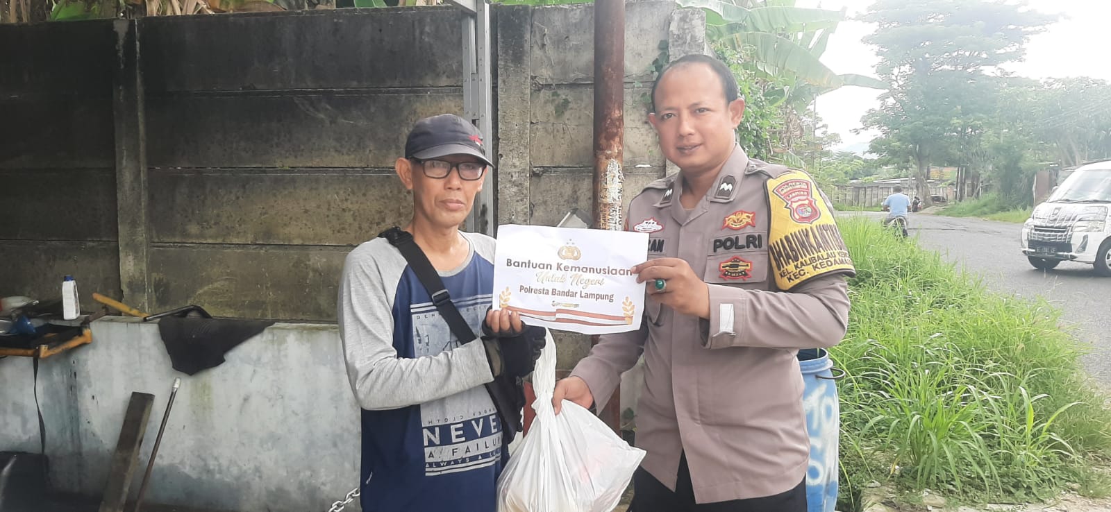 Peduli Terhadap Sesama, Polsek Tanjung Karang Timur Salurkan Bantuan Sembako Kepada Warga di Slum Area