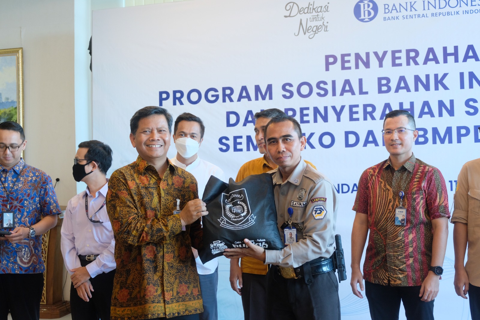 Bank Indonesia dan Badan Musyawarah Perbankan Daerah (BMPD) Lampung melaksanakan Penyerahan Program Sosial Bank Indonesia (PSBI) dan Santunan Sembako