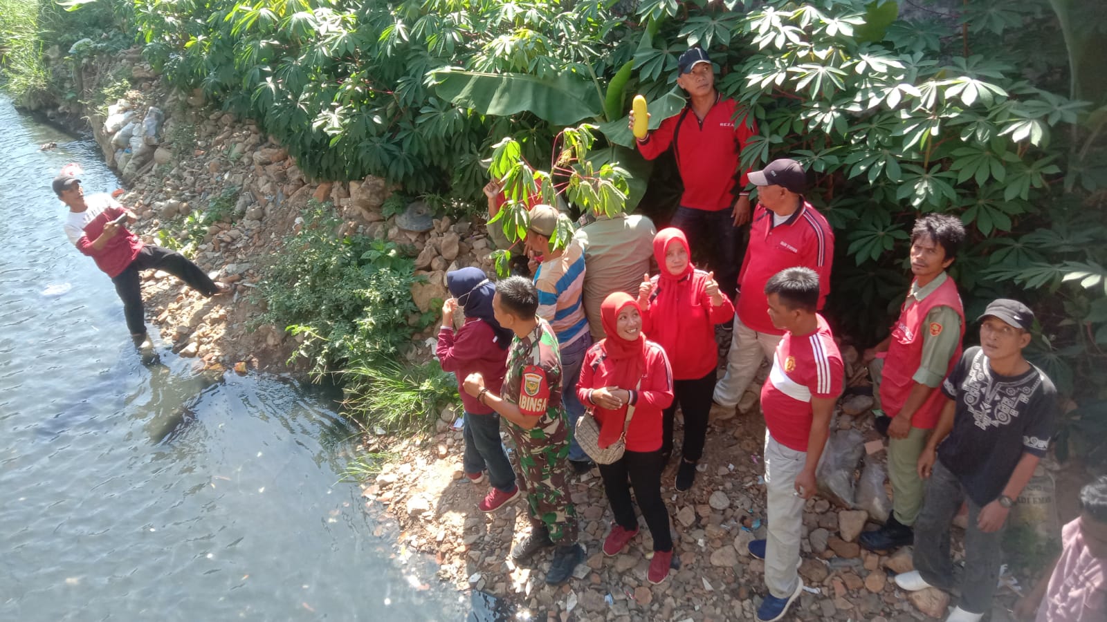 Kelurahan Kebon Jeruk Laksanakan Jumat Bersih di Kali Sekitaran Kebon Jeruk