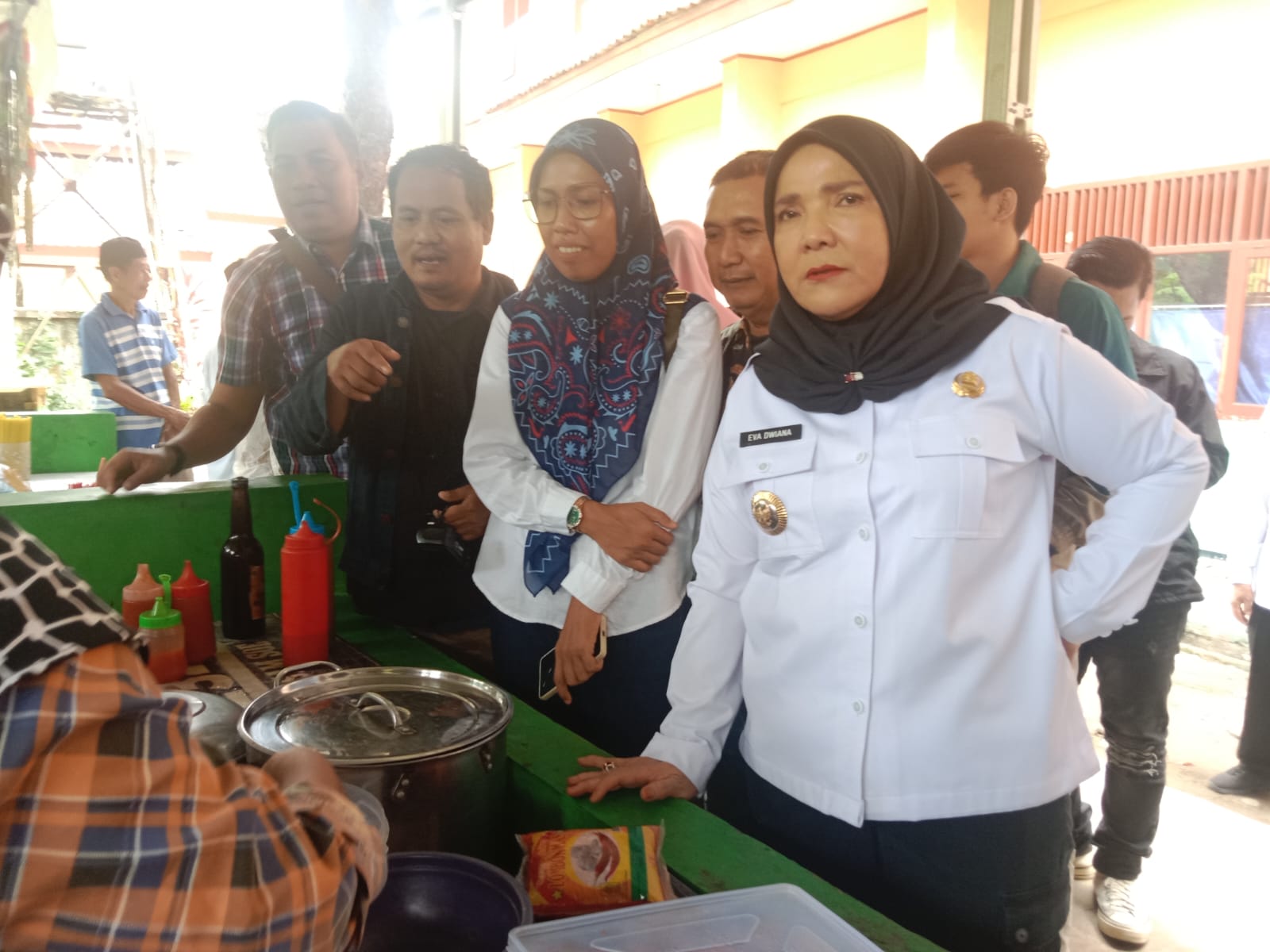 Penyerahan Perlengkapan Sekolah Jenjang SD Dan SMP Se-Kota Bandar Lampung oleh Hj. Eva Dwiana Di SMP Negeri 27