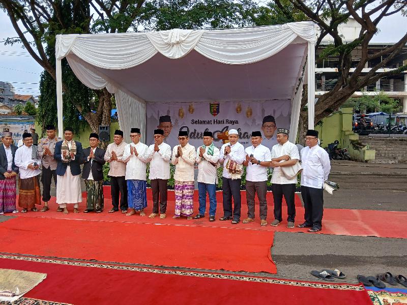 Ketua DPRD Lampung dan Plh Gubernur Lampung Sholat Idul Adha di Lapangan Saburai