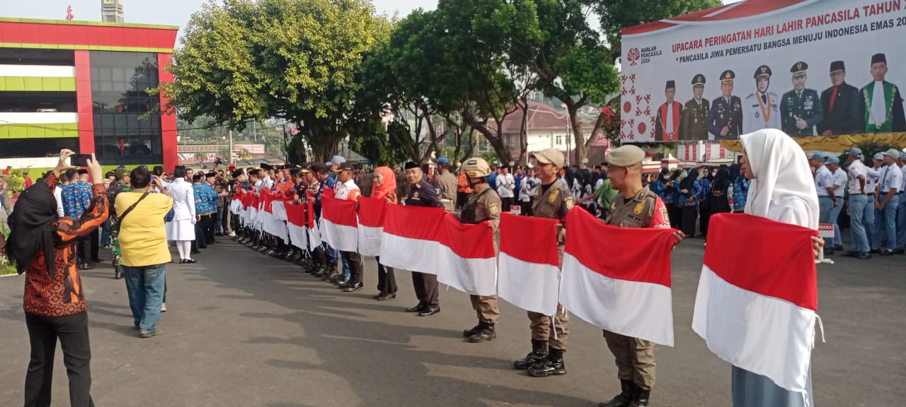 Walikota Bandar Lampung Bagikan Bendera Merah Putih