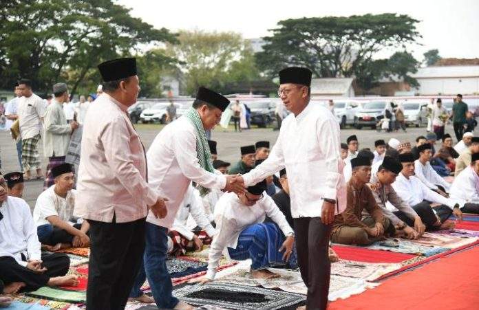 Mingrum Gumay, Melaksanakan Sholat Idul Adha Bersama Masyarakat