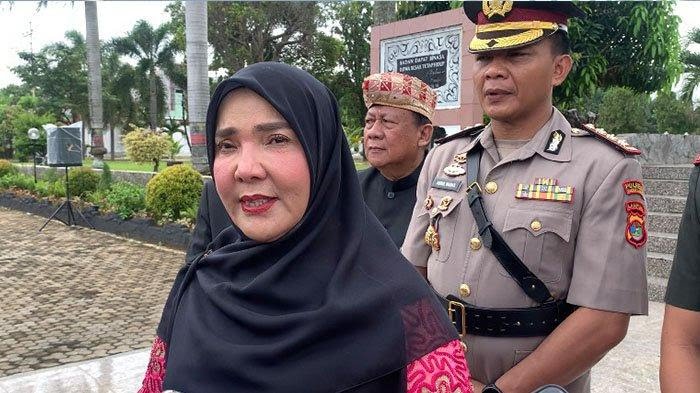 Peringati HUT Ke 342 Kota Bandar Lampung, Hj. Eva Dwiana Lakukan Ziarah Ke Makam Pahlawan