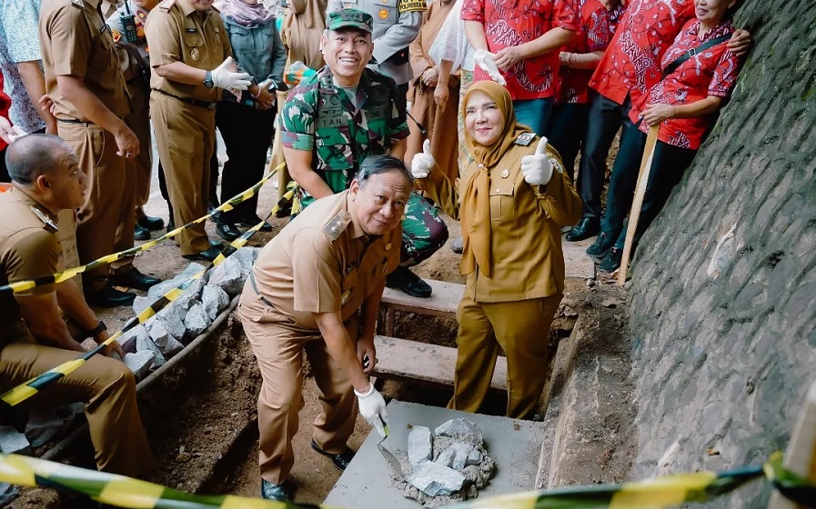 Walikota Peletakan Batu Pertama Pembangunan Tugu Pagoda dan Gapura Teluk Betung Town