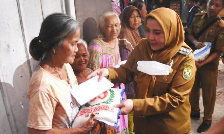 Walikota Bandar Lampung Serahkan Bantuan Ke Warga Terdampak Banjir